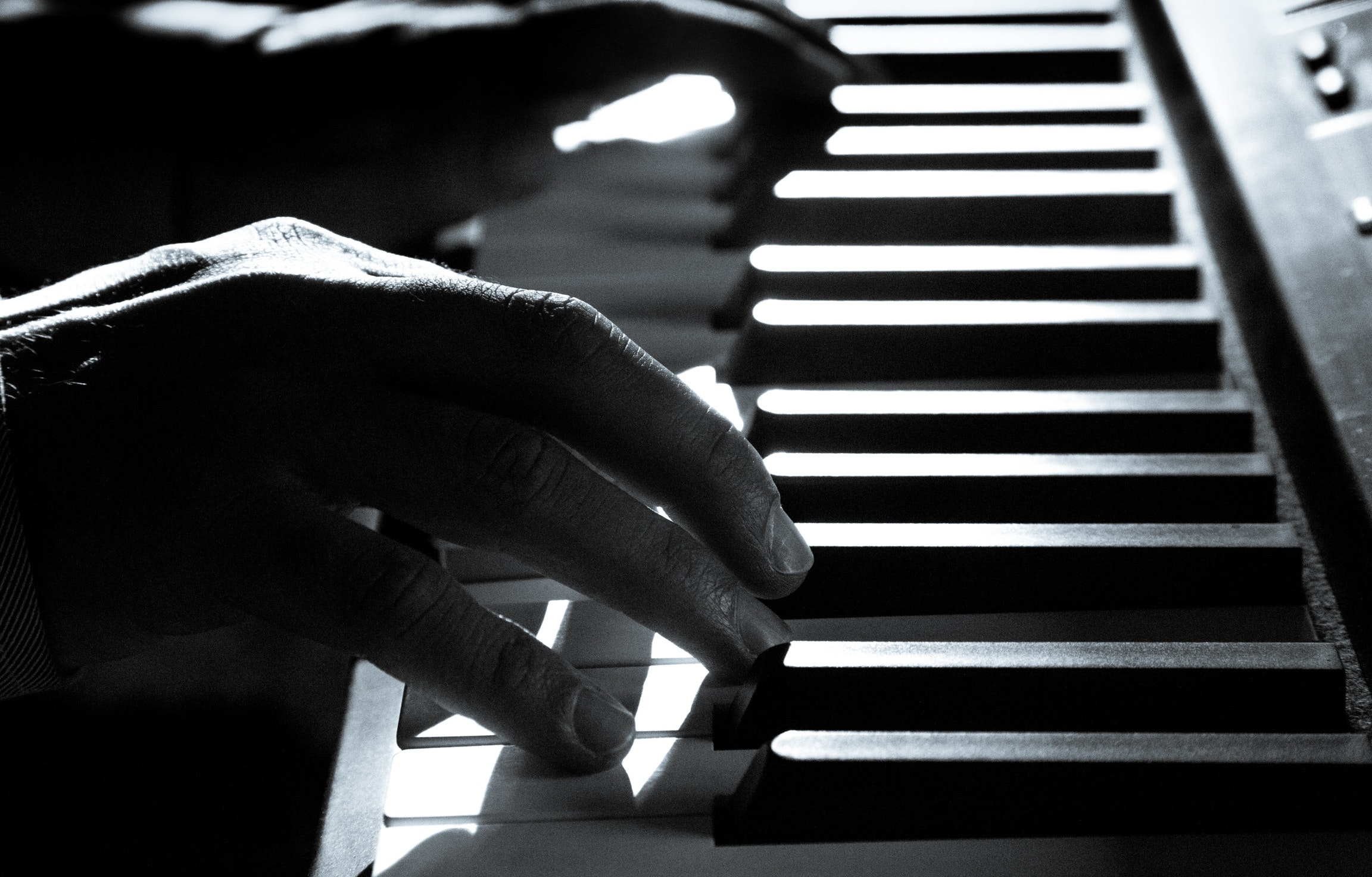 Spelar på ett piano